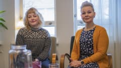 Kriisityöntekijä Silja Junes ja vertaistuen koordinaattori Minttu Väisänen istuvat kriisikeskus Turvapoijun tiloissa Kemissä.