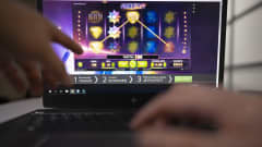 Lähikuva läppärillä pelattavasta rahapelistä netissä.