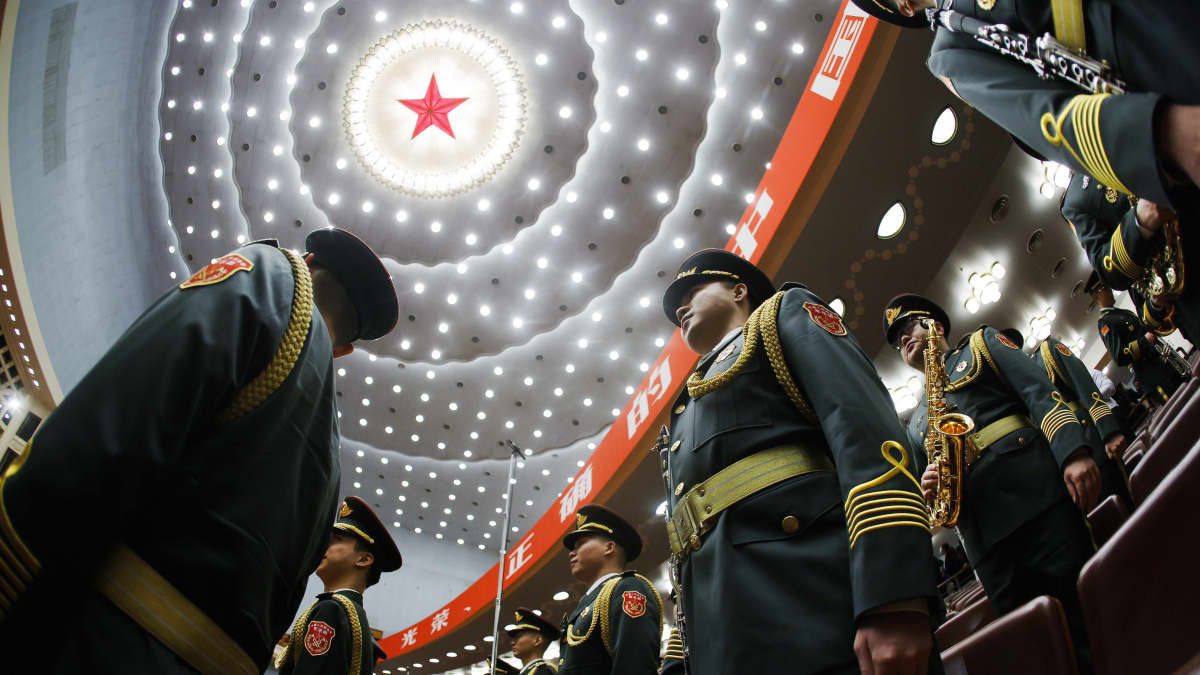Kiinan kommunistisen puolueen puoluekokouksen avajaiseremoniassa sotilaita rivissä.