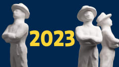Kolmen Jussi-patsaan välissä lukee "2023".