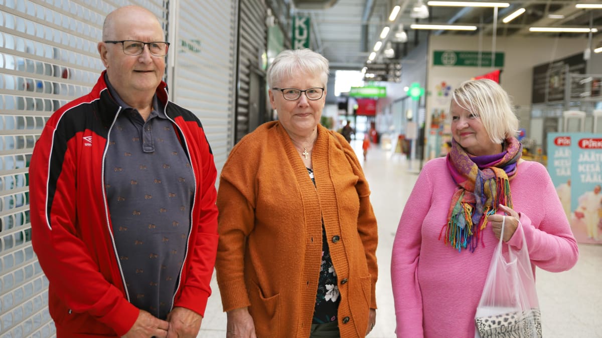 Jouko ja Sinikka Miettinen sekä Pirjo Myöhänen pysähtyivät lomareissullaan Keminmaan Citymarketissa ostoksilla