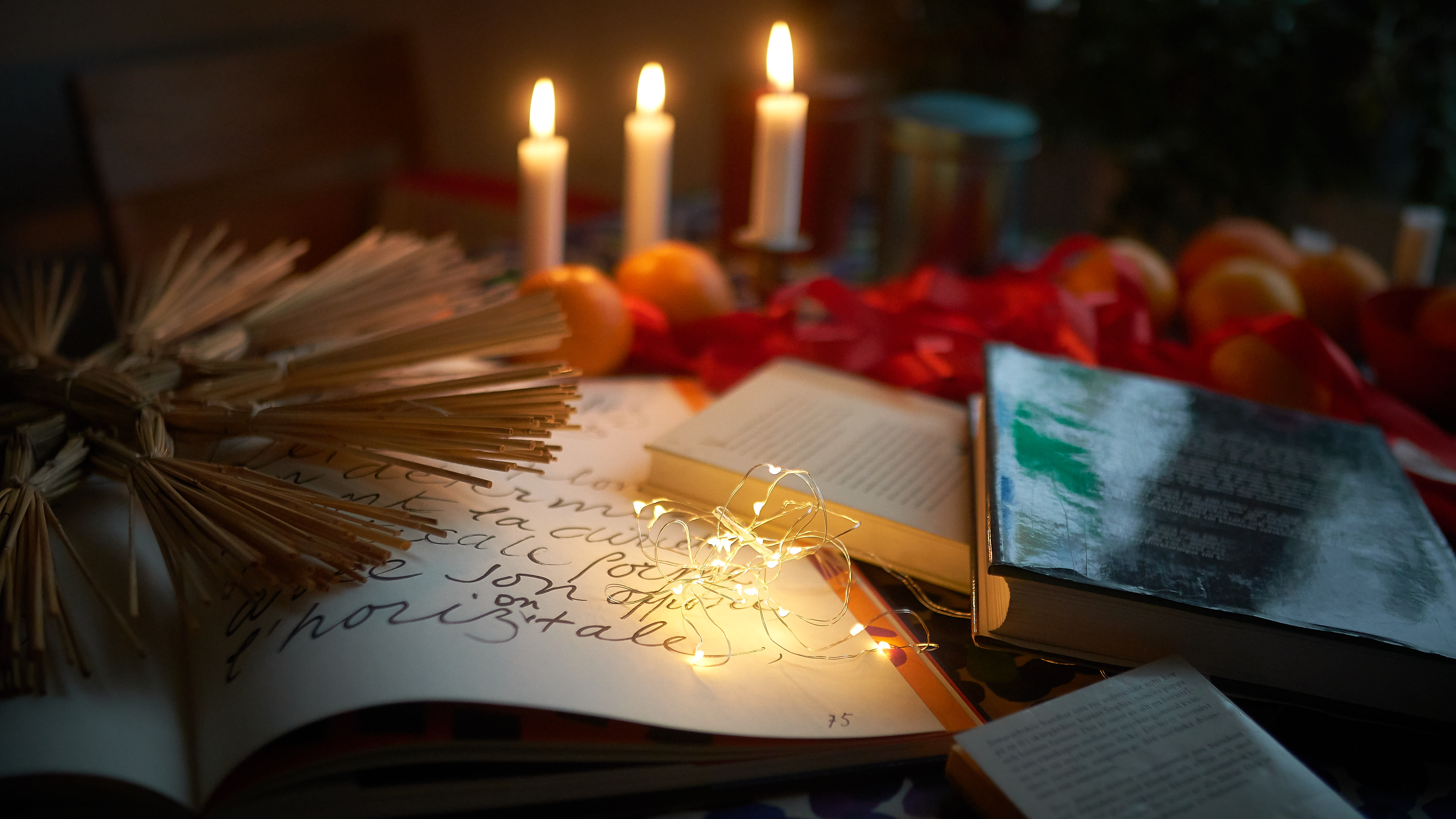 Kirjoja pöydällä jouluvaloissa.