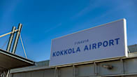 Kokkola flygplats byggnad med en skylt som visar "FINAVIA KOKKOLA AIRPORT".