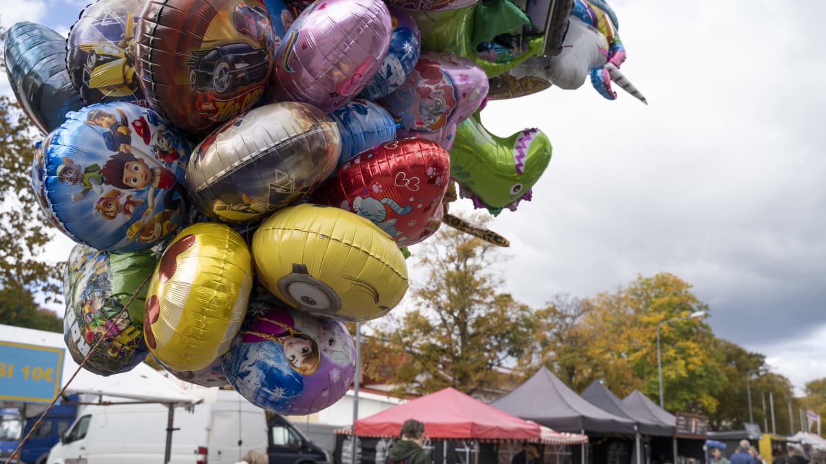 Ballonger på en marknad