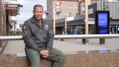 Markus istuskelee Rovaniemen Lordinaukiolla Saksan ilmavoimien lentäjätakki päällä.