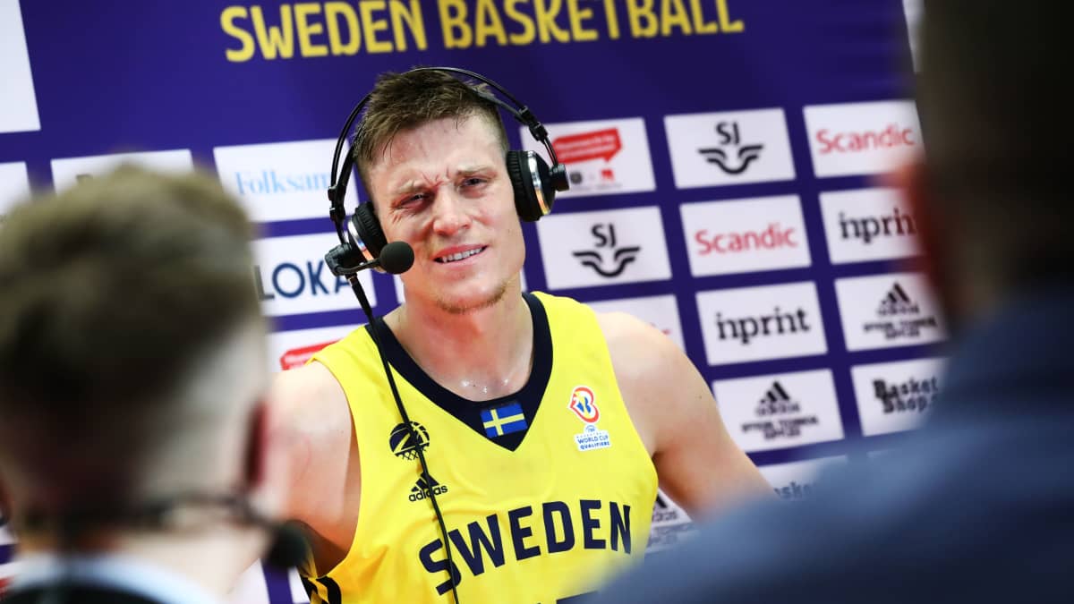 Jonas Jerebko haastattelussa koripallon MM-karsintaottelussa Ruotsi–Kroatia 28.2.2022.