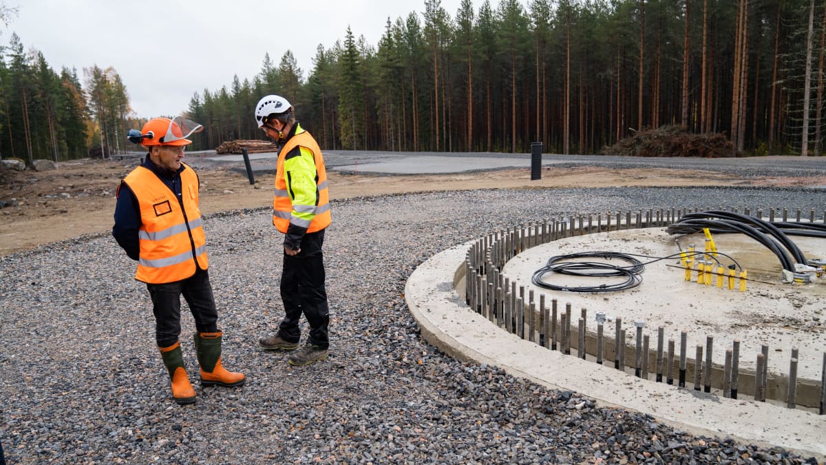 yleiskuva - Humppilan tuulivoimapuiston työmaalla perustuksia katselevat Pertti Pelto-Huikko ja Timo Pehkkuri