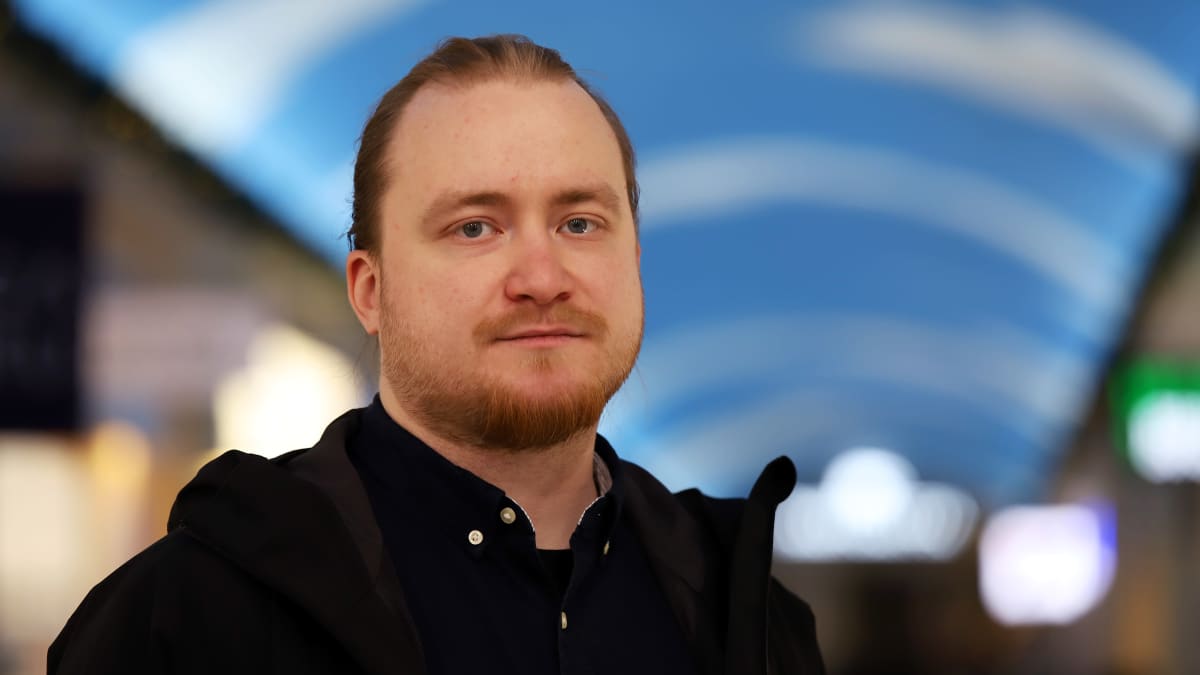 Sami Nummelin katsoo kameraan.