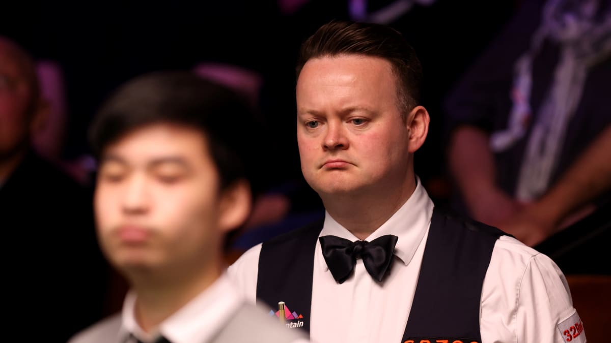 Shaun Murphy (taka-alalla) putosi MM-kisoista heti kättelyssä häviämällä Si Jiahuille erin 9–10.