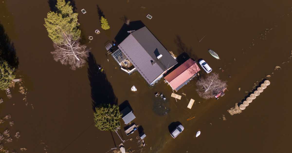 Tältä näytti Kalajoen tulva: veden peittämiä peltoja, saarrettuja taloja ja jäiden voimaa