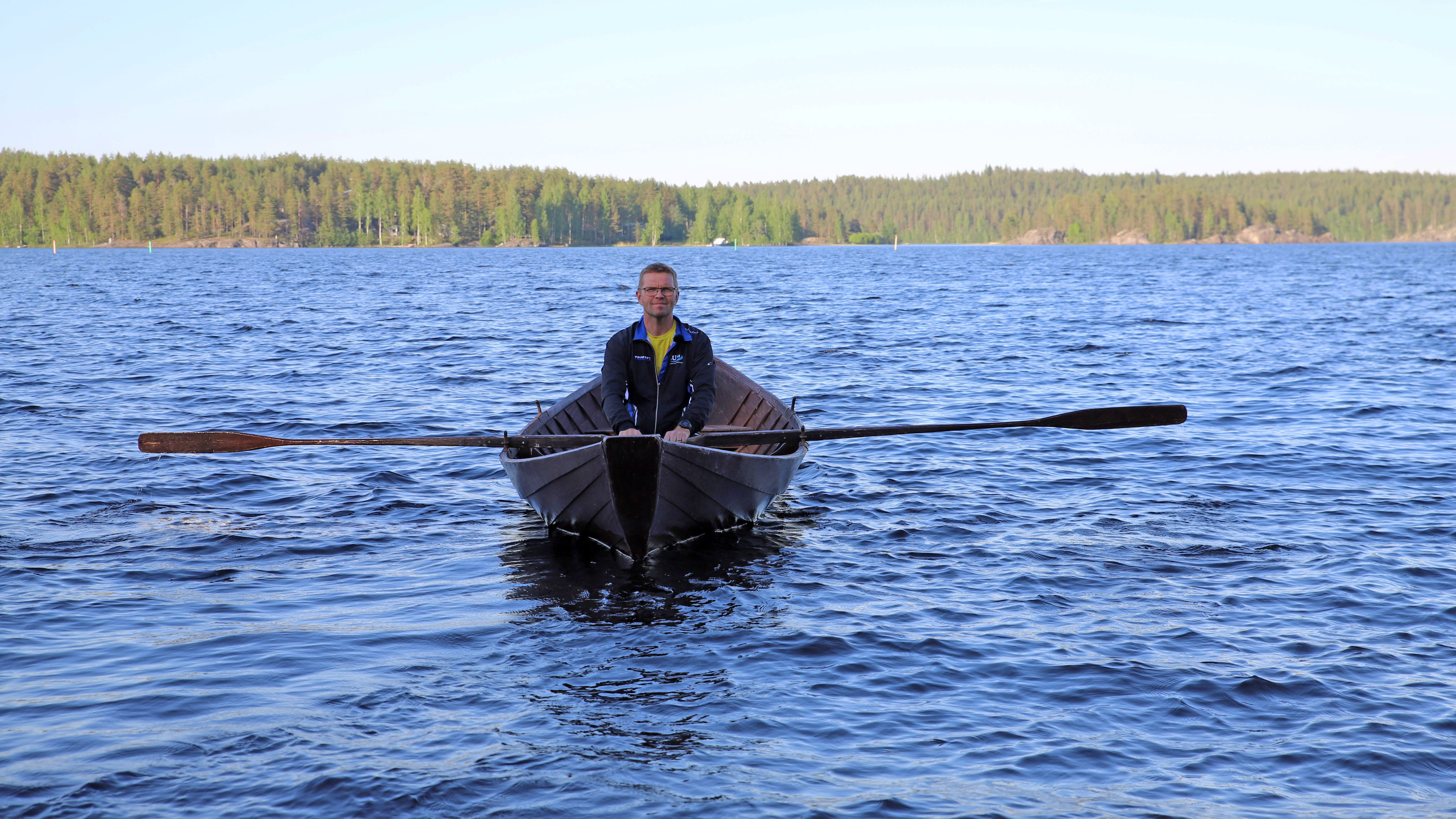 Heikki Joskitt soutuveneessä.