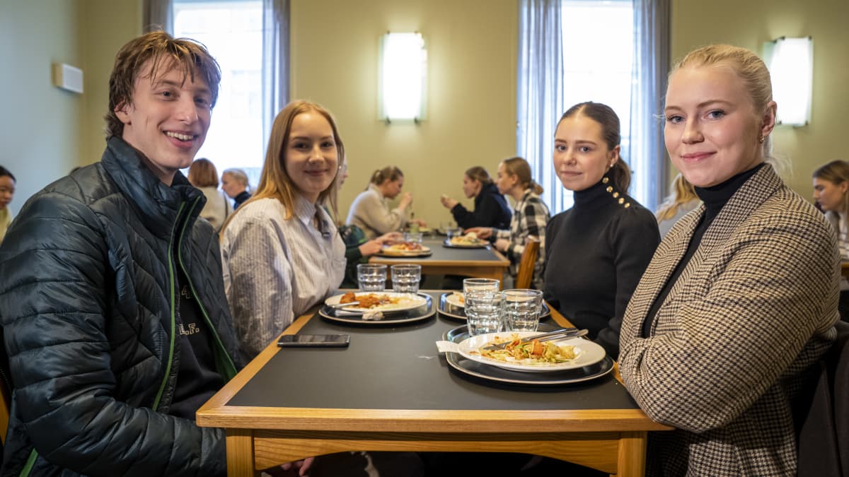 Opiskelijat Erika Kattilakoski (oik.), Daniela Paulsson, Ida Henrcson ja Kristian Joensuu istuvat Helsingin yliopiston ruokalassa.