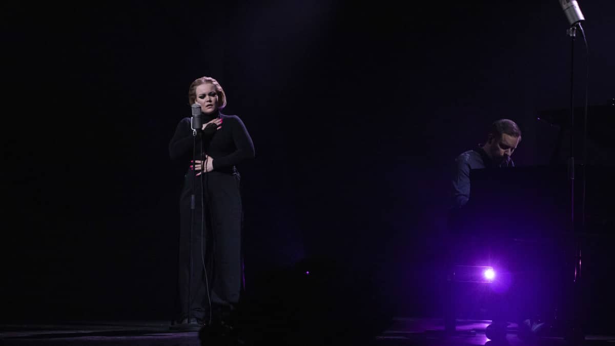 Laulaja Anna Puu esiintyy lavalla yhdessä pianistin kanssa.