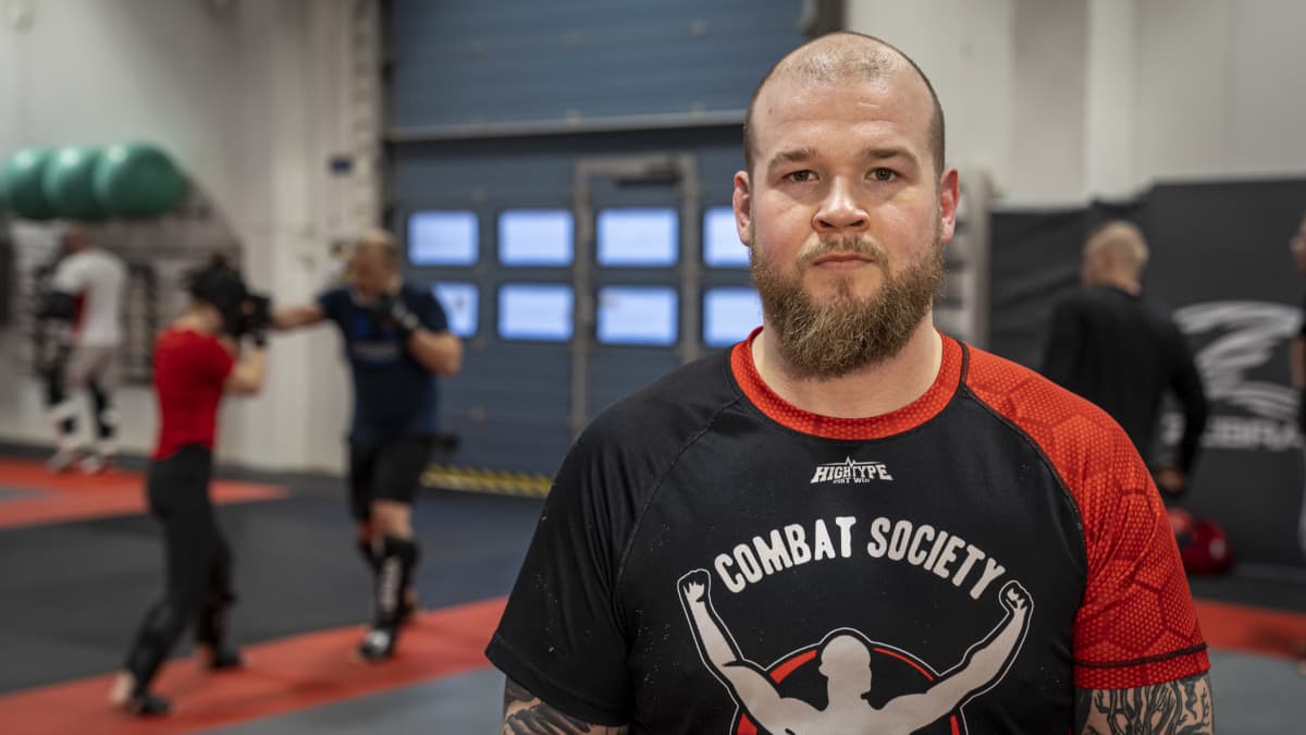 Vapaaottelu- ja nyrkkeilyvalmentaja Kasper Virtanen työpaikallaan Combat Societyssa Helsingin Malmilla.