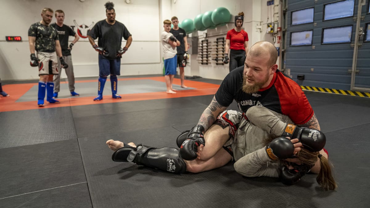 Vapaaottelu- ja nyrkkeilyvalmentaja Kasper Virtanen opettaa vapaaottelun tekniikoita Combat Societyn salilla Helsingin Malmilla.
