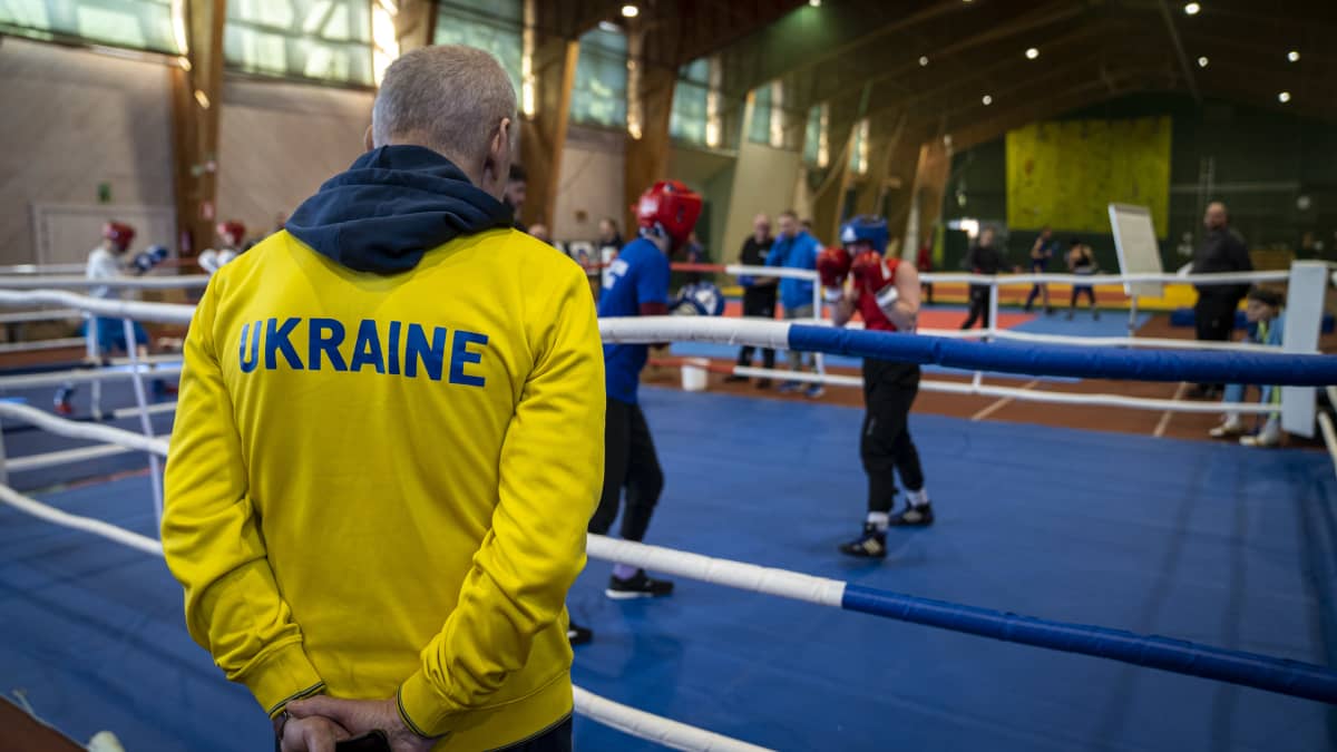 Liikuntatieteiden professori ja IBA Instructor, Velentyn Ostyanov seuraa otteluharjoituksia nyrkkeilykehän äärellä.