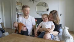 Olli-Pekka ja Johanna Pohjantaival lapsiensa Urhon 3kk. ja Aaron 2v. kanssa kotona Martinlaaksossa.