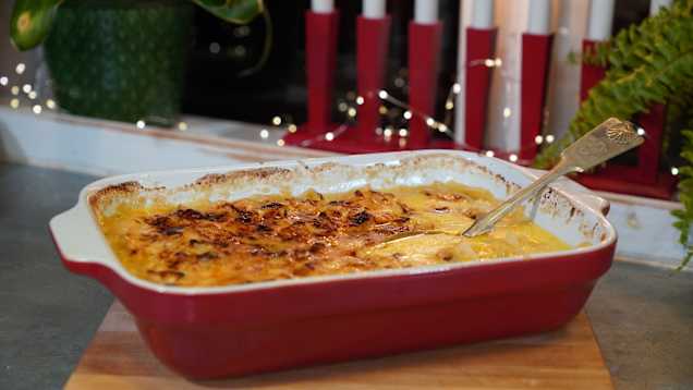 Vitkålslåda i en ugnsform på ett bord.