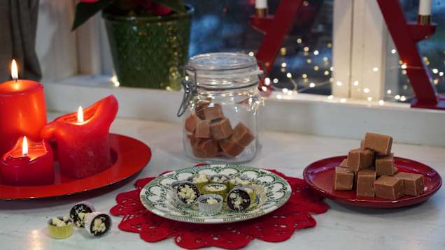 Julgodis på köksbänken framför ett fönster.