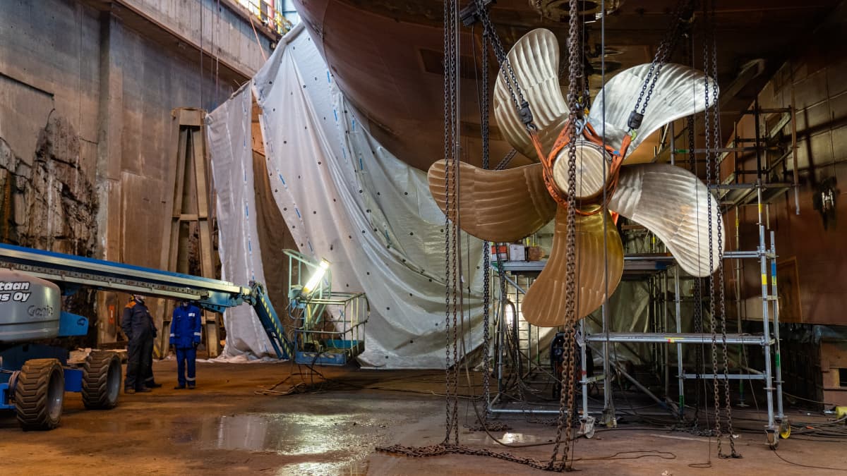 yleiskuva - SH Vega, risteilylaivaa rakennetaan Helsingin kuivatelakalla. Kuvassa laivan potkuri