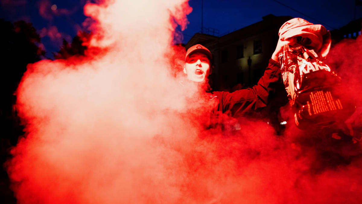 Huuhkajat fani soihtu kädessä Havis Amandalla.