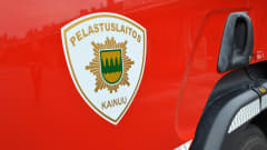 Kainuun pelastuslaitoksen logo punaisen auton kyljessä.