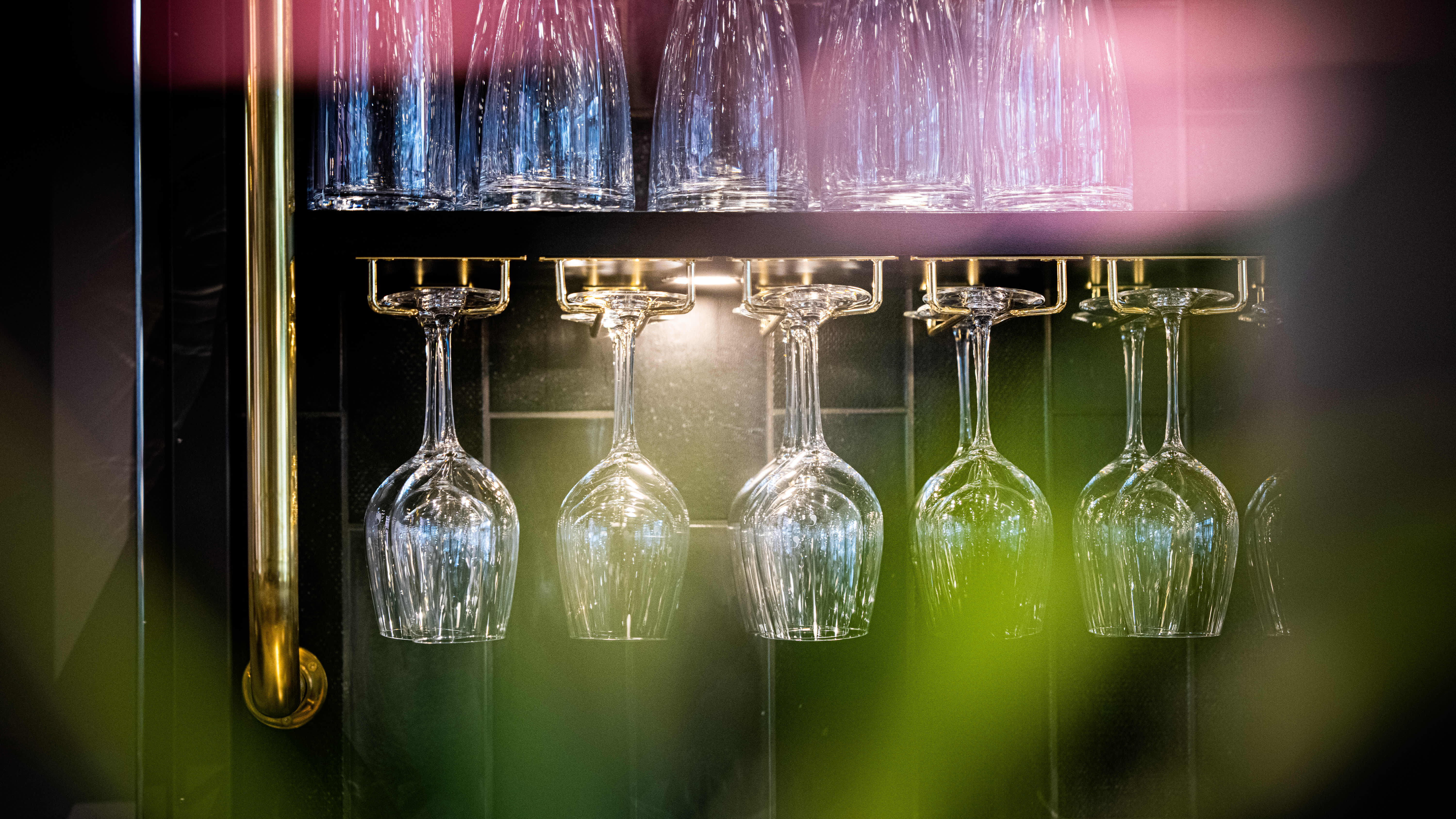 Viinilaseja ravintolassa.