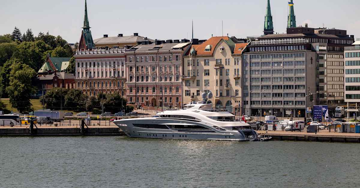 Sveitsiläismiljonäärin kaipuu Saimaalle toi 49-metrisen superjahdin Helsinkiin – tällaista on aluksella | Talous