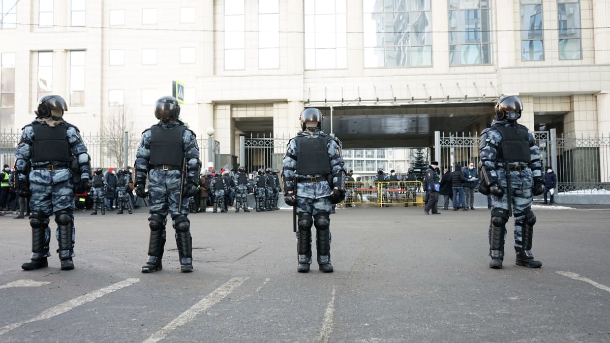 Mellakkapoliisien rivi seisoo kadulla Moskovan oikeustalon edustalla.