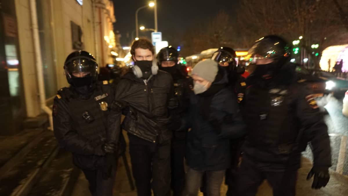Poliisi pidätti nuoria Aleksei Navalnyin oikeudenkäynnin iltana.