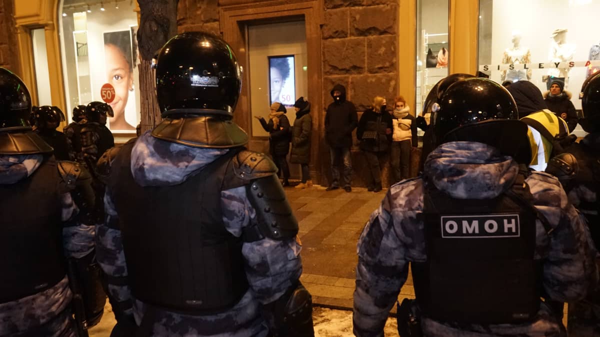 Mellakkapoliisi ympäröi nuorten joukon Moskovan keskustassa. 