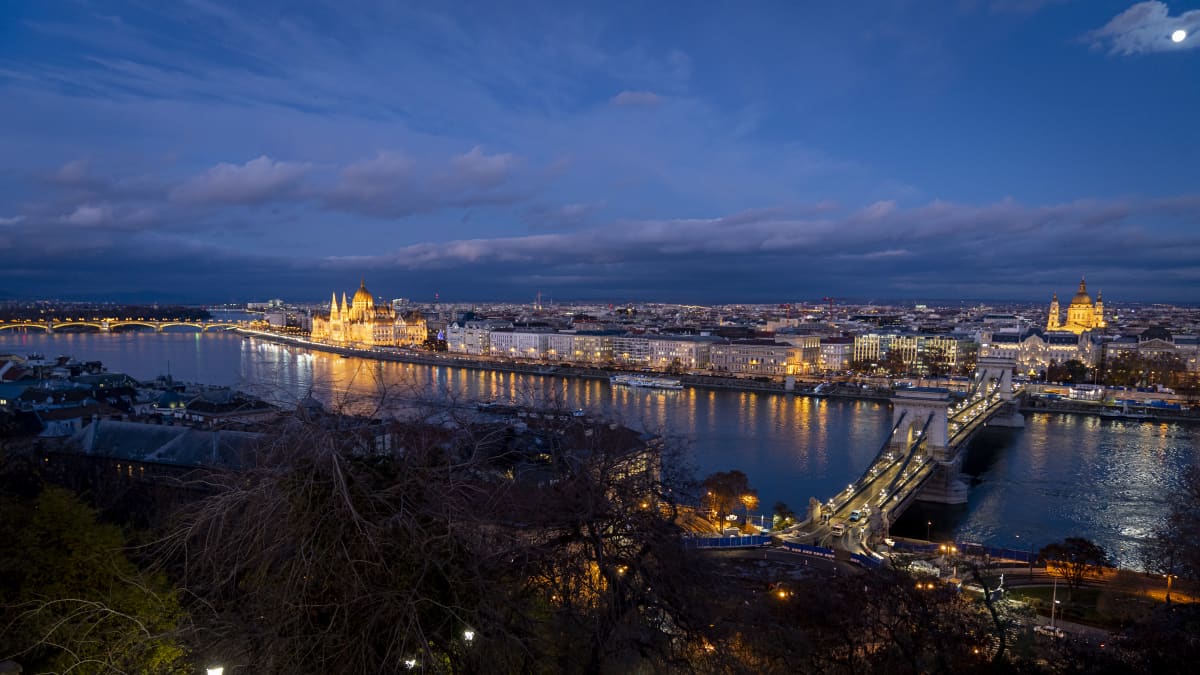 Budapestin kaupungin silhuetti iltavalaistuksessa.