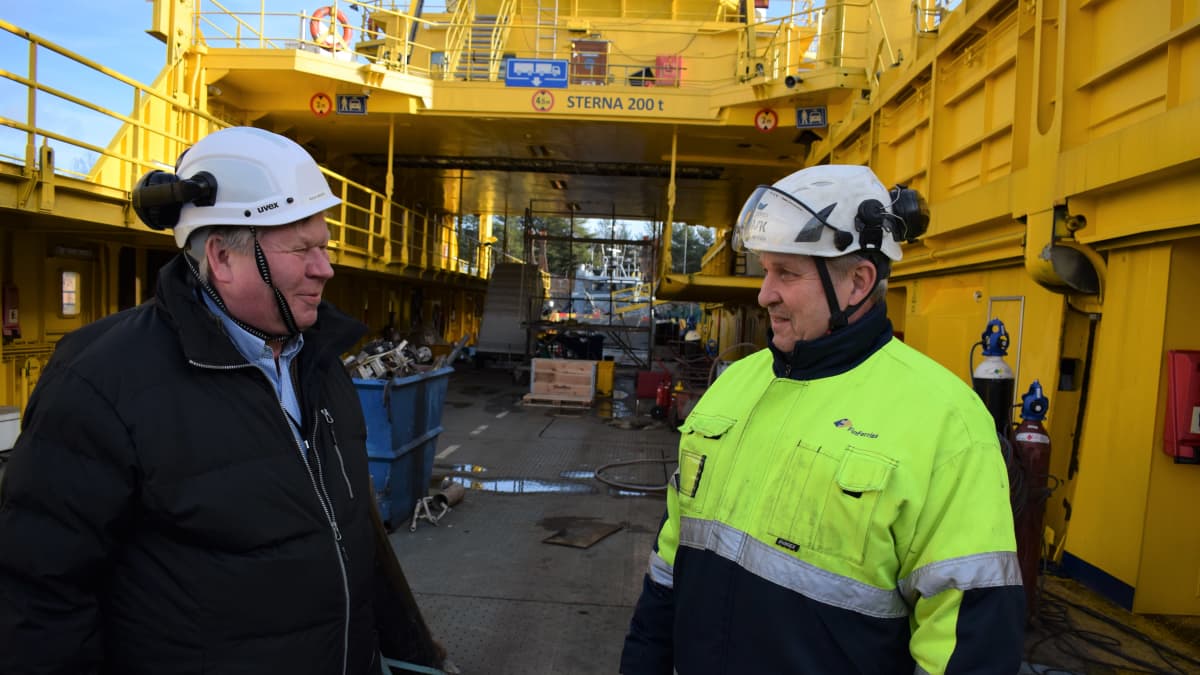 Keijo Niskanen Finferries-yhtiöstä ja Pekka Niinistö Teijo telakalta juttelevat korjattavan maantielautan kannella.