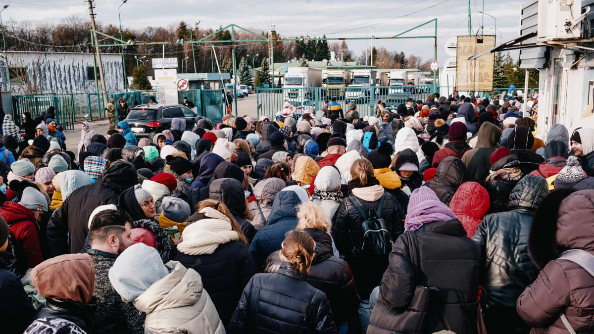 Tuhannet ihmiset jonottivat Ukrainan ja Puolan välisellä Punkt Shehynin rajavyöhykkeellä.