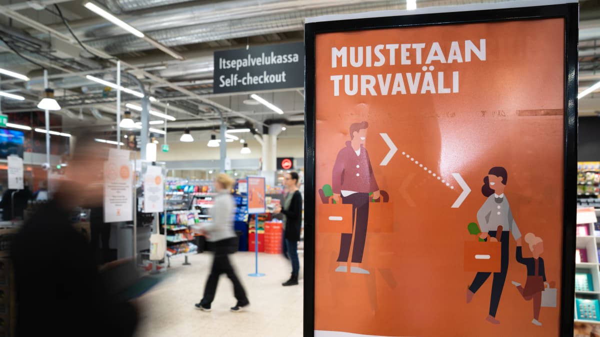 Turvaväli-opastinkyltti Citymarketissa koronavisruspandemian aikaan 2020.
