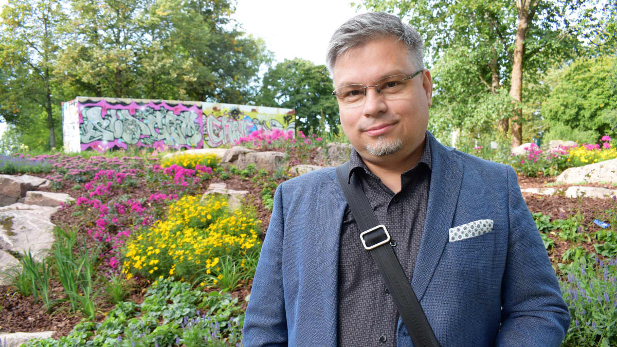 Kirjailija Tommi Kinnunen Samppalinnanmäellä Turussa