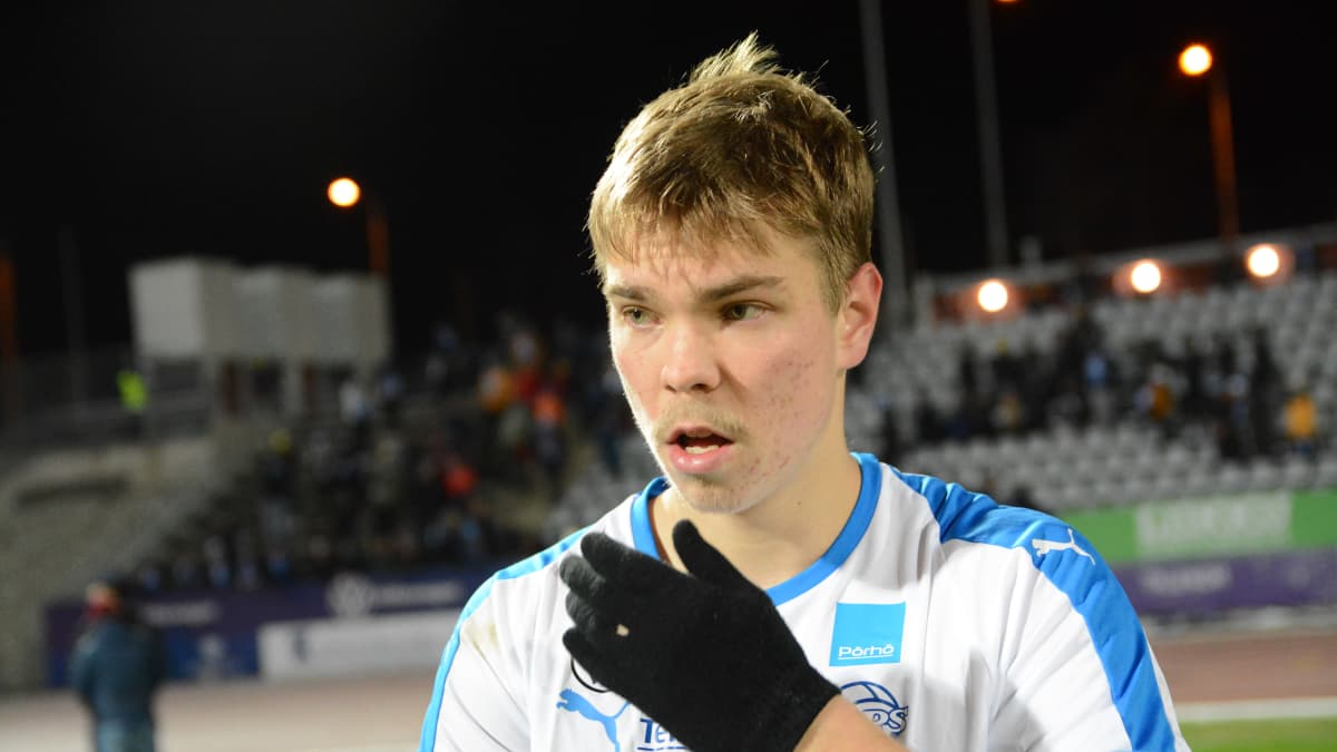 RoPS-puolustaja Luka Kuittinen pettyneenä hävityn AC Oulu -liigakarsintapelin jälkeen