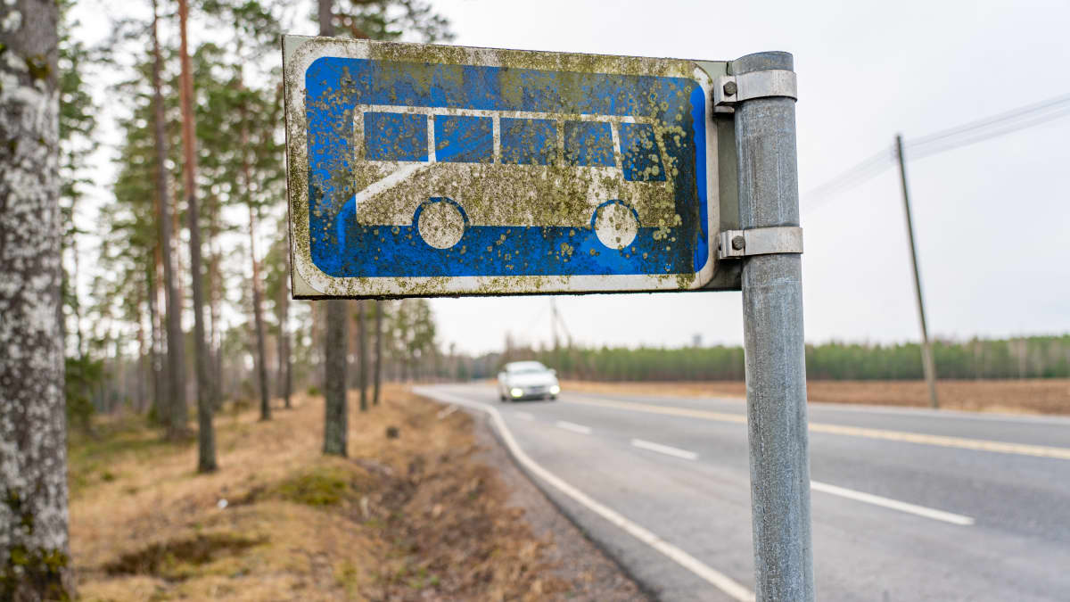 Linja-autopysäkki maaseudulla.