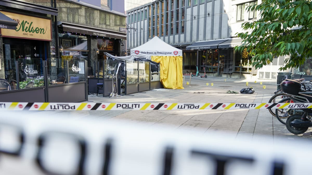 Poliisin rajaama alue Oslon kadulla.