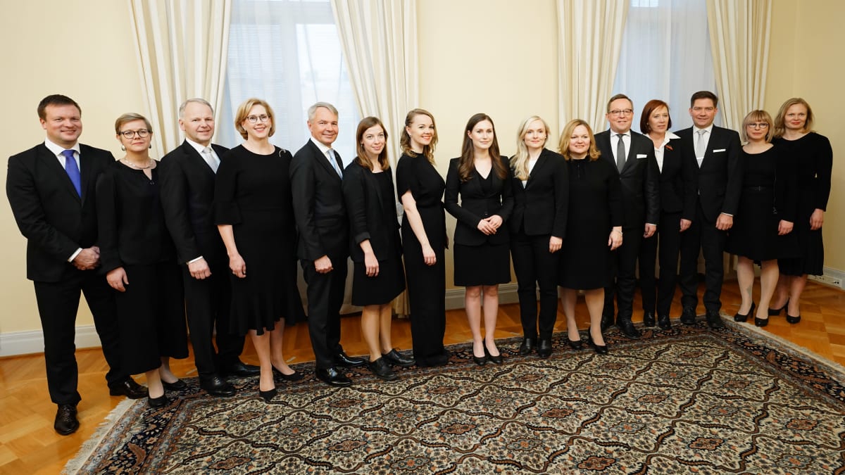 Suomen uusi hallitus poseeraa ryhmäkuvassa järjestäytymisistunnossa valtioneuvoston linnassa