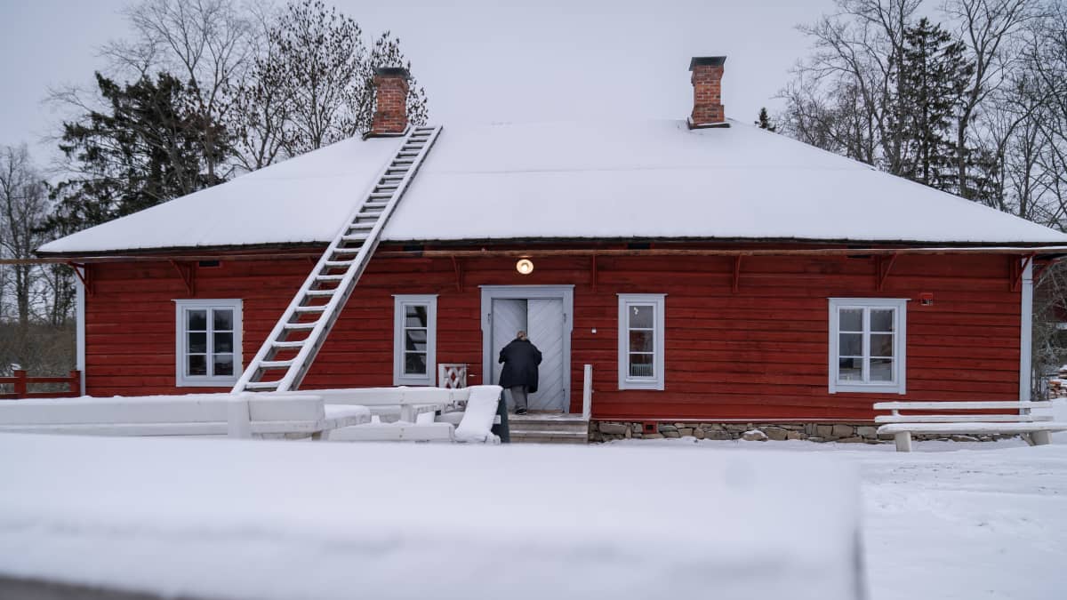 Kirjailija ja käsikirjoittaja Kirsti Manninen menossa Alikartanon vanhaan päärakennukseen (Alipytinki), jossa Nordenskiöld-museon yhteydessä toimii museokahvila Hedda Noora, Mäntsälä, 24.11.2022.