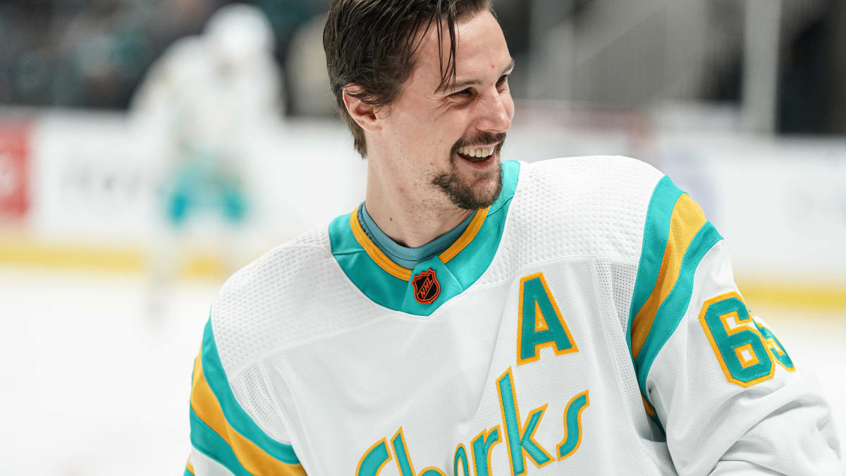 Jääkiekkoilija Erik Karlsson hymyilee.