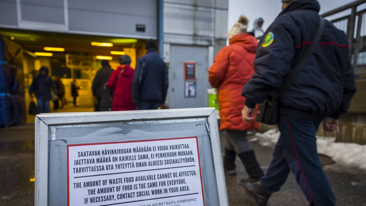 Helsingin Myllypuron elintarvikejakelussa jonottavia ihmisiä