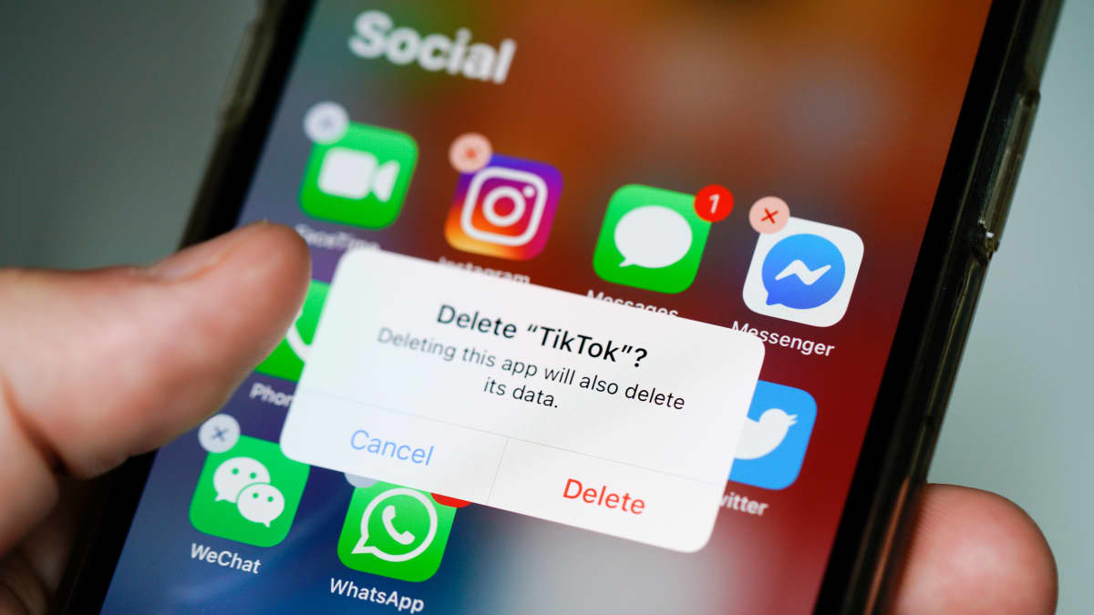 Närbild av en telefonskärm där det på engelska står "Radera Tiktok? Om du raderar appen raderar du också all data".