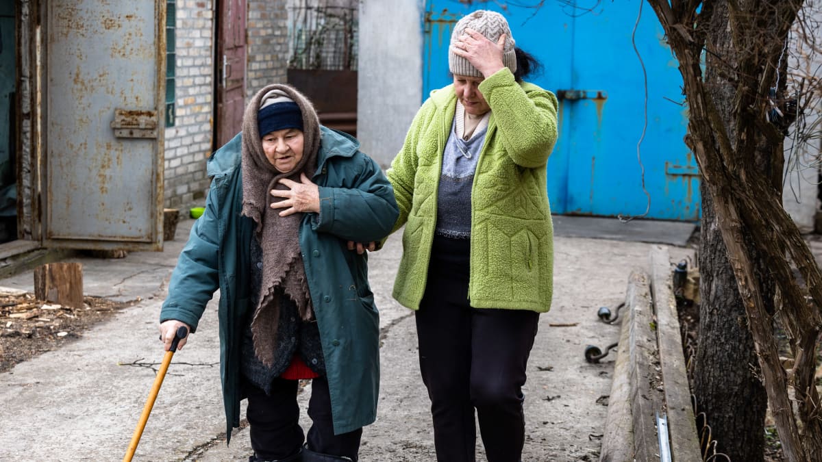 Tšasiv Jarista evakuoidaan vanhuksia Donetskin alueella Itä-Ukrainassa. 