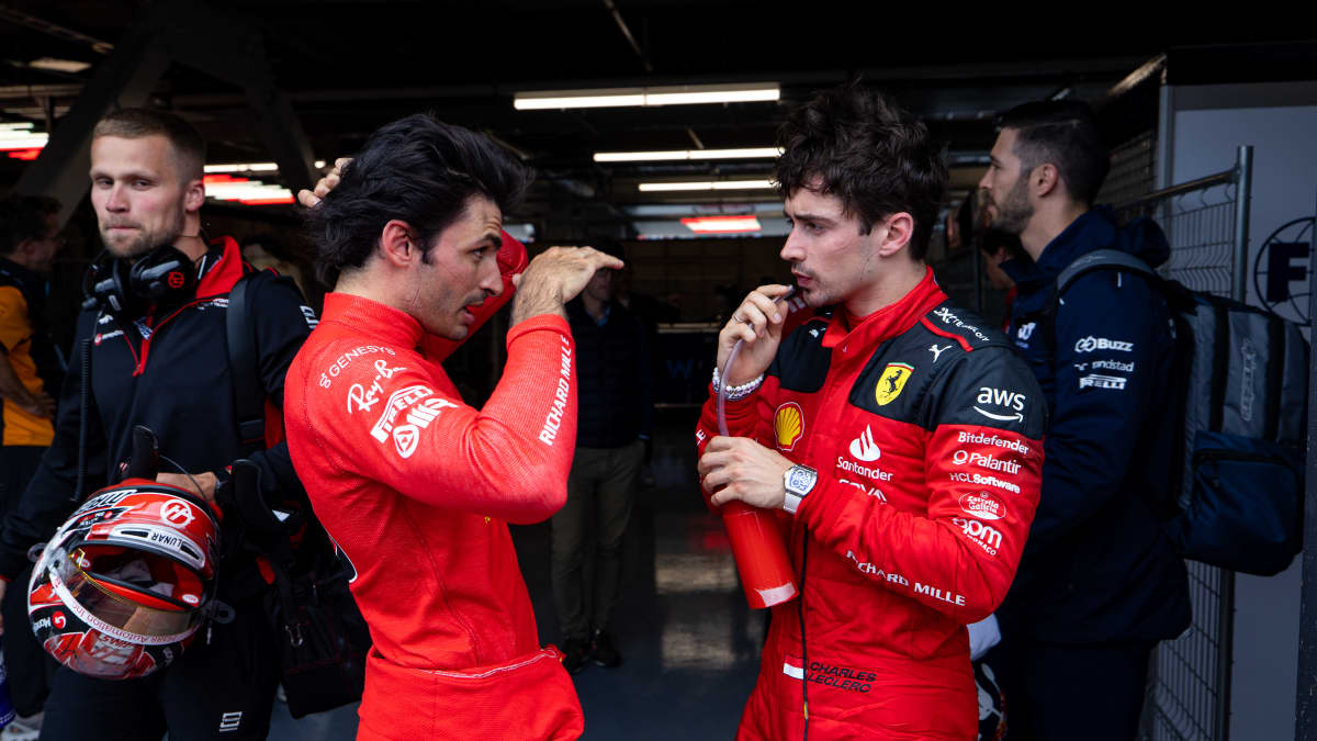 Carlos Sainz ja Charles Leclerc keskustelevat Kanadan GP:n jälkeen.
