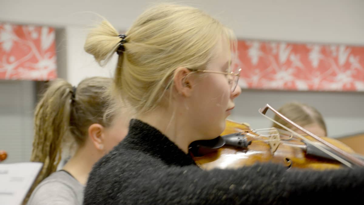 Elsa Hasu soittaa viulua musiikkiopiston harjoituksissa.