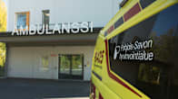 Ambulanssi sairaalan pihassa.