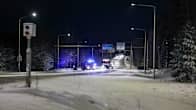 Viranomaisia ohjaamassa liikennettä onnettomuuspaikalla valtatie viidellä Siilinjärvellä.