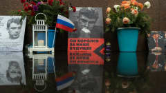 Oppisitiopoliitikko Boris Nemtosvin muotokuva ja venäjän lippu muistopaikalla. 